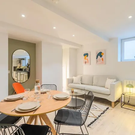 Atypical In Semi-basement In The Heart Of Appartement *