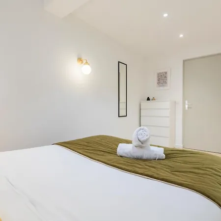 Atypical In Semi-basement In The Heart Of Appartement *
